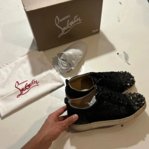 Christian Louboutin Skor - Skick 8,5/10, litet drag vid högra häl men som inte syns eller känns av. Storlek 40 men passar mig som har 42, så ifall du har mellan 40-42 så är dessa perfekta för dig. Box och påse ingår, Skorna är givetvis autentiska. Nypris cirka 14000, går inte att hitta denna unika och snygga modell. Säljs för endast 4699.