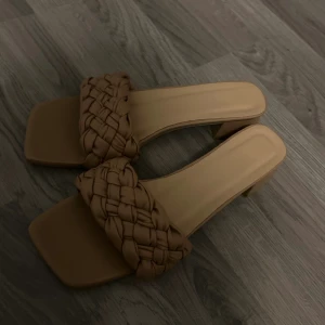 Beige flätade sandaler med klack - Snygga beige sandaler med fyrkantig tå och låg klack. Endast provade!