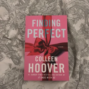 Finding Perfect - En gripande novella av Colleen Hoover, perfekt för unga vuxna! Följ karaktärerna från Hopeless-serien när de samlas under Thanksgiving och ställs inför känslomässiga utmaningar, hemligheter och relationer. En hjärtevärmande bok om vänskap, kärlek och att hitta sig själv.