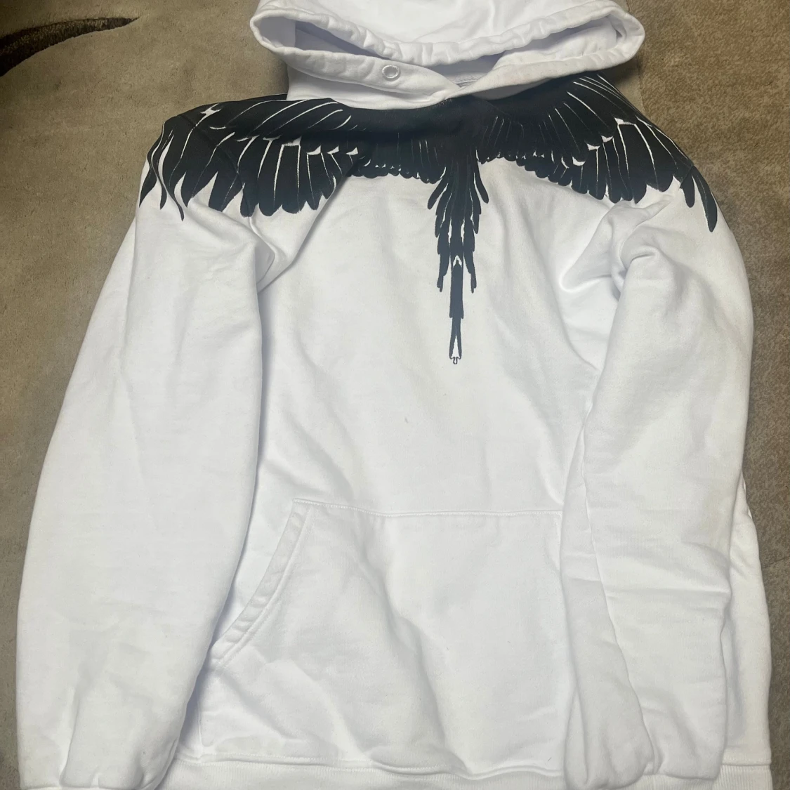 Vit hoodie Marcelo Burlon med svarta vingar - 1