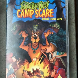 Scooby doo camp scare  - DVD-film med Scooby-Doo och hans vänner i äventyret Camp Scare. Följ med Mysteriegänget när de utforskar läskiga händelser på ett sommarläger. Innehåller även bonusavsnitt.  Finns på språk: Svenska, Engelska, franska, Italienska  OBS!! skivorna är begagnade så det kan förekomma repor/hairlines på skivorna, men då jag kollar igenom alla filmer jag säljer garanterar jag att alla funkar felfritt om inget annat står! :)