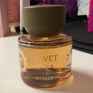 Rituals Velvet Aura Parfym - Upptäck Velvet Aura från Rituals – en stilren parfym med unik design. Perfekt för dig som vill ha något speciellt i din samling. Volym: 50 ml. 98% återstående parfym!