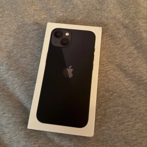 iPhone 13 - Snygg svart iPhone 13 i nyskick, komplett med originalkartong. Dubbelkamera och modern design. Helt ny och oanvänd. Fick en ny när jag lämnade in några gamla mobiler men köpte en 16 istället så säljer denna. 256 GB Perfekt för dig som vill ha en kraftfull och stilren mobil med senaste funktionerna.
