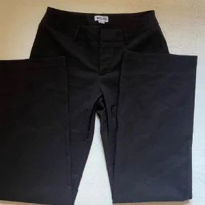 Lågmidjade kostymbyxor - Lågmidjade raka kostymbyxor från Madlady. Endast använda ca 2 ggr! Storlek 34/regular. Passar någon i längd mellan 165-173 cm. Original pris 649!