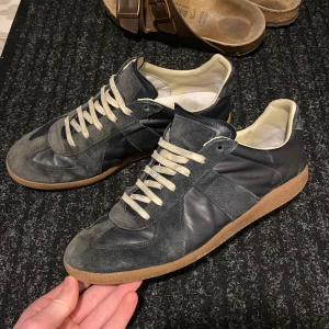 Maison margiela skor - Säljer nu dessa snygga Maison margiela gats i fint skick | skorna är storlek 42 men passar lika bra 43 | skorna är självfallet äkta! Vid köp medföljs endast skor | hör gärna av dig vid frågor eller funderingar, postar ändast via PostNord eller instabox!!