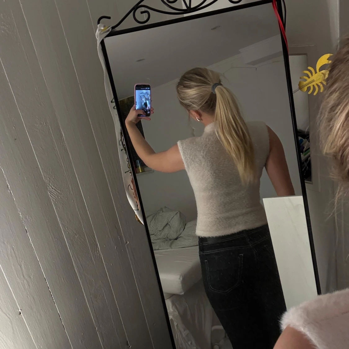 Ljusbeige stickad ärmlös polotopp - 1