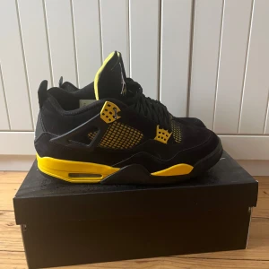 Jordan 4 Yellow Thunder - Cond 9/10. Kvitto finns. Köpta från SNKRS. Pris kan diskuteras.
