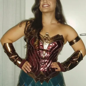 Wonder Woman outfit - Säljer en Wonder Woman outfit med en hel del tillbehör. Perfekt för cosplay, maskerad och halloween! Allt ingår!