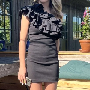 Svart kort klänning med volang - Säljer en svart, kort klänning från Zara i storlek xs🥰