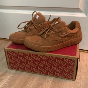 Vans Speed Ls Chipmunk sneakers - Säljer ett par Vans Speed Ls sneakers i färgen Chipmunk. Skorna är helbruna med ovandel i mocka och textil, klassisk Vans-logga på sidan och platt sula. De är i helt nyskick då jag bara har prövat dem en gång och inte varit ute med dem. Köpte dem för nypris på footlocker för 1049kr.