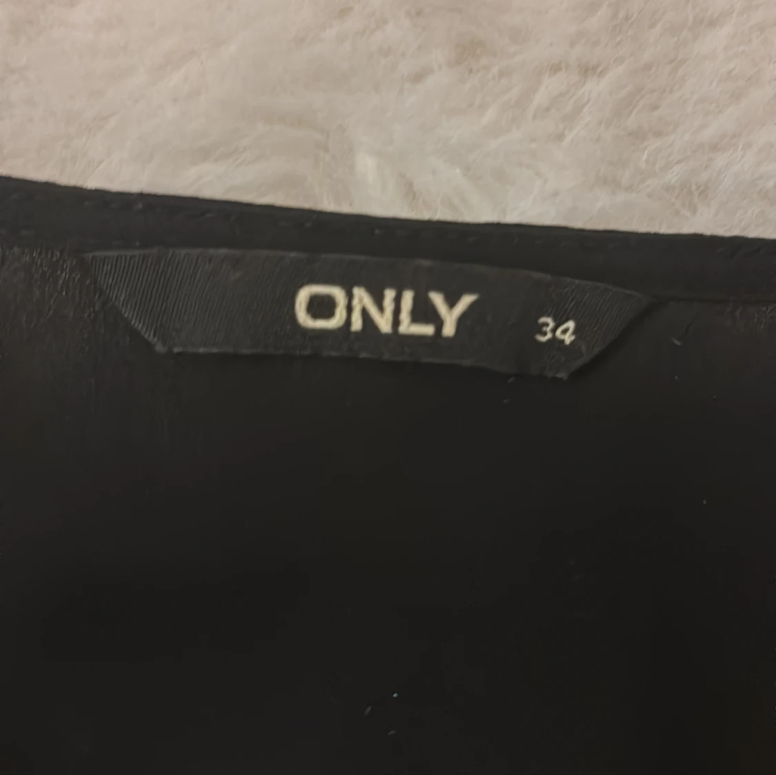 Svart blus med volang ärmar från ONLY - 2