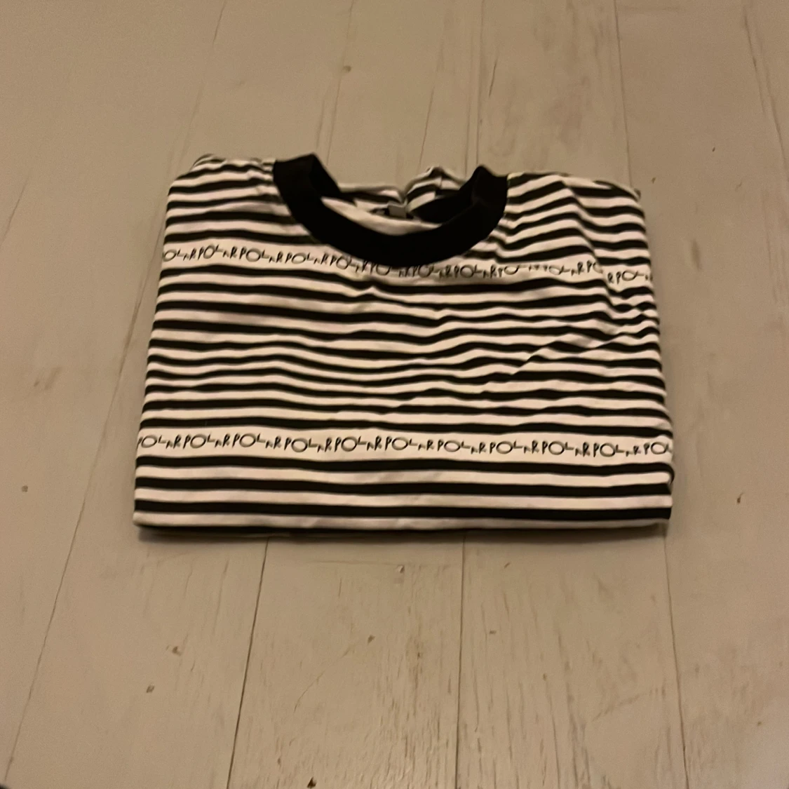 Randig svartvit t-shirt från POLAR - 3