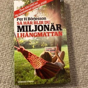 Så här blir du miljonär i hängmattan - Upptäck hur du kan bygga din egen förmögenhet på ett avslappnat sätt! Denna bok ger dig smarta tips och inspiration för att nå ekonomisk frihet, perfekt för unga vuxna som vill ta kontroll över sin framtid. Ny uppdaterad upplaga 2022.