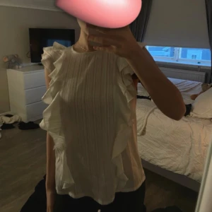 söt blus - säljer då jag inte gillade hur den satt på mig. bilden är från tidigare säljaren, skriv för egna bilder☺️