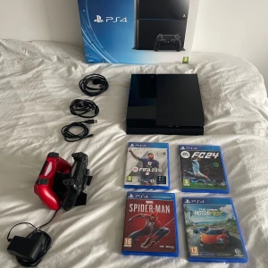 PlayStation 4 500GB med 2 kontroller & 4 spel - PlayStation 4 500GB i fint skick, komplett med originalkartong, två DualShock 4-kontroller (röd & svart), laddstation, HDMI- och strömkablar samt fyra populära spel: FIFA 23, FC24, Spider-Man och The Crew Motorfest. Allt fungerar utmärkt.