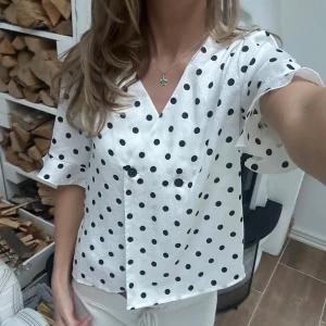 Prickig blus  - En blus från Visual Clothing project i storlek XS. Jag fraktar inom 24h. Se liknande plagg i min profil! 