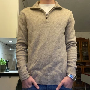 Half Zip - Beige Half Zip Hoodie i bra skick. Storlek S. Passar dig som är ca 170-180. Priset ej hugget i sten. Skriv vid funderingar😊