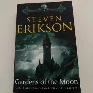Gardens of the Moon - En episk fantasybok med mörka slott, mäktiga imperier och magiska strider. Perfekt för dig som älskar spännande äventyr, mystik och komplexa världar. Första delen i Malazan Book of the Fallen-serien, hyllad av fantasyfans världen över.
