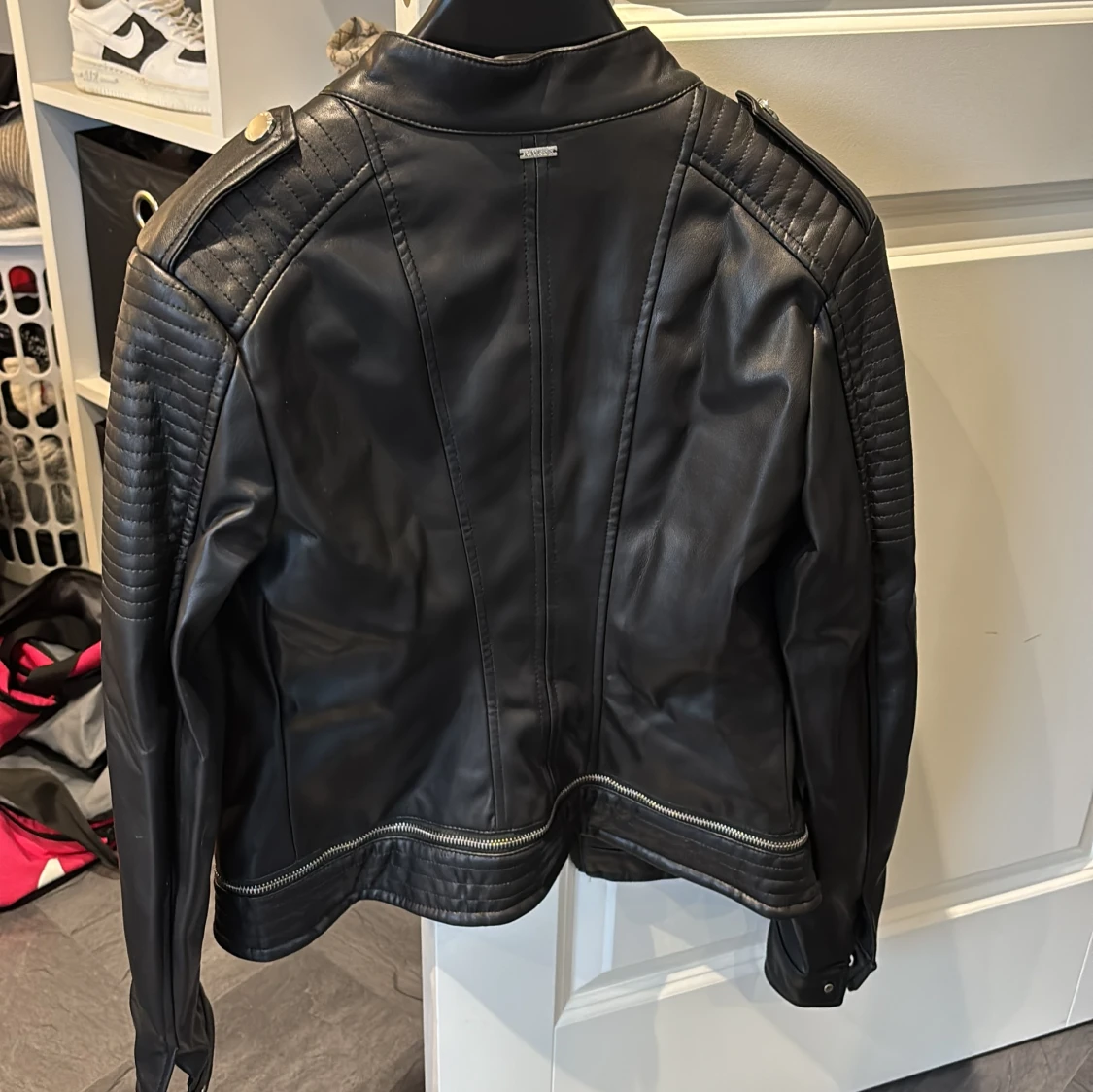 Svart skinnjacka från Guess - 1