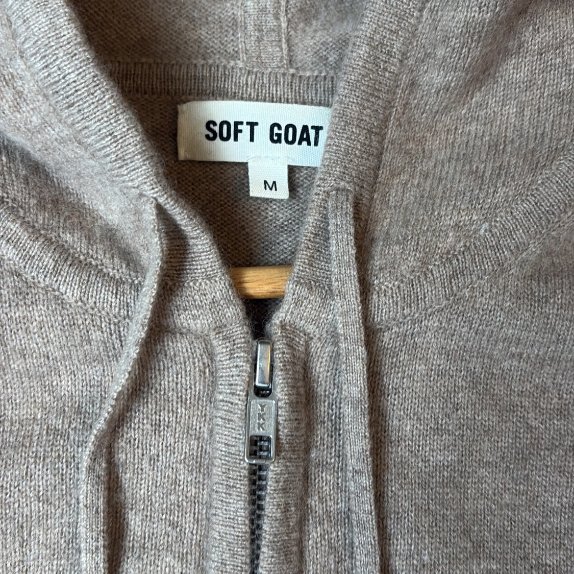 Beige hoodie i kashmir från Soft Goat - 1