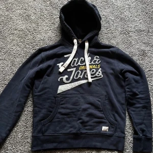 Jack & Jones hoodie - Mörkblå hoodie från Jack & Jones i storlek S. Mycket bra skick