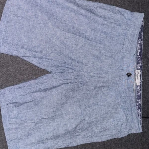 Ljusblå linneshorts från Dressmann - Säljer ett par ljusblå shorts från Dressmann i skön linneblandning.