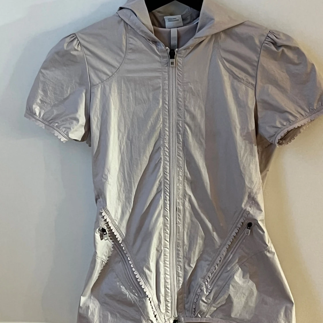 Ljusgrå sportig topp från Adidas Stella