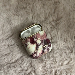 AirPods skal (Gen 2) från iDeal of Sweden Marble case - Fodralet användes några gånger innan airpodsen slutade fungera så den är inte sliten alls!!