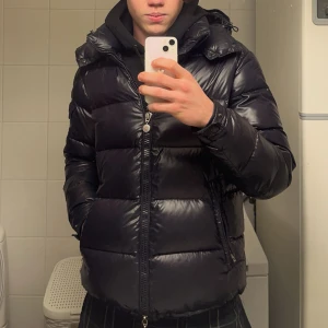 Moncler maya - Moncler maya size 3(M) mörkblå den äldre versionen med brun insida bra skick lite waterstains o så men fin annars, 7/10  (ÄKTA SÅKLART)