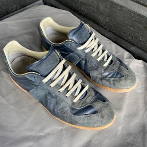 Maison margiela skor - Säljer nu dessa snygga Maison margiela gats i fint skick | skorna är storlek 42 men passar lika bra 43 | skorna är självfallet äkta! Vid köp medföljs endast skor | hör gärna av dig vid frågor eller funderingar, postar ändast via PostNord eller instabox!!