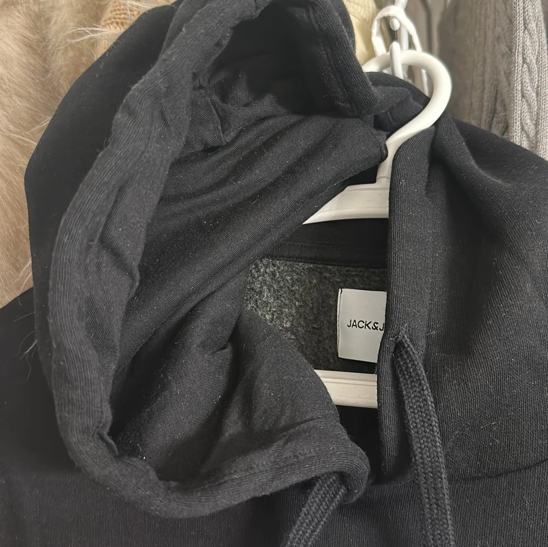 Svart hoodie från Jack & Jones - 1