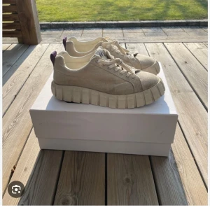 Beige Eytys med chunky sula - Säljer mina Eytys eftersom de inte riktigt är min stil, i storlek 36. Skriv för fler bilder! 