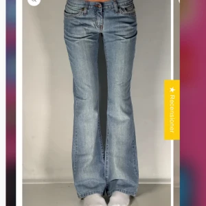 Lågmidjade bootcut jeans - Säljer ett par Dallas Jeans modell 527 i ljusblå denim. Skulle säga att dom är storlek S i midjan. Jeansen är köpta second hand men nya med prislapp då dom tyvärr inte passar mig. Pris går att diskutera vid snabb affär!