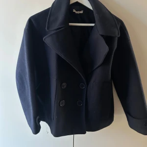 mörkblå design by si kappa - jättefin mörkblå kappa från design by si, nypris ungefär 750kr, använd med i jätte bra skick! pris kan diskuteras 