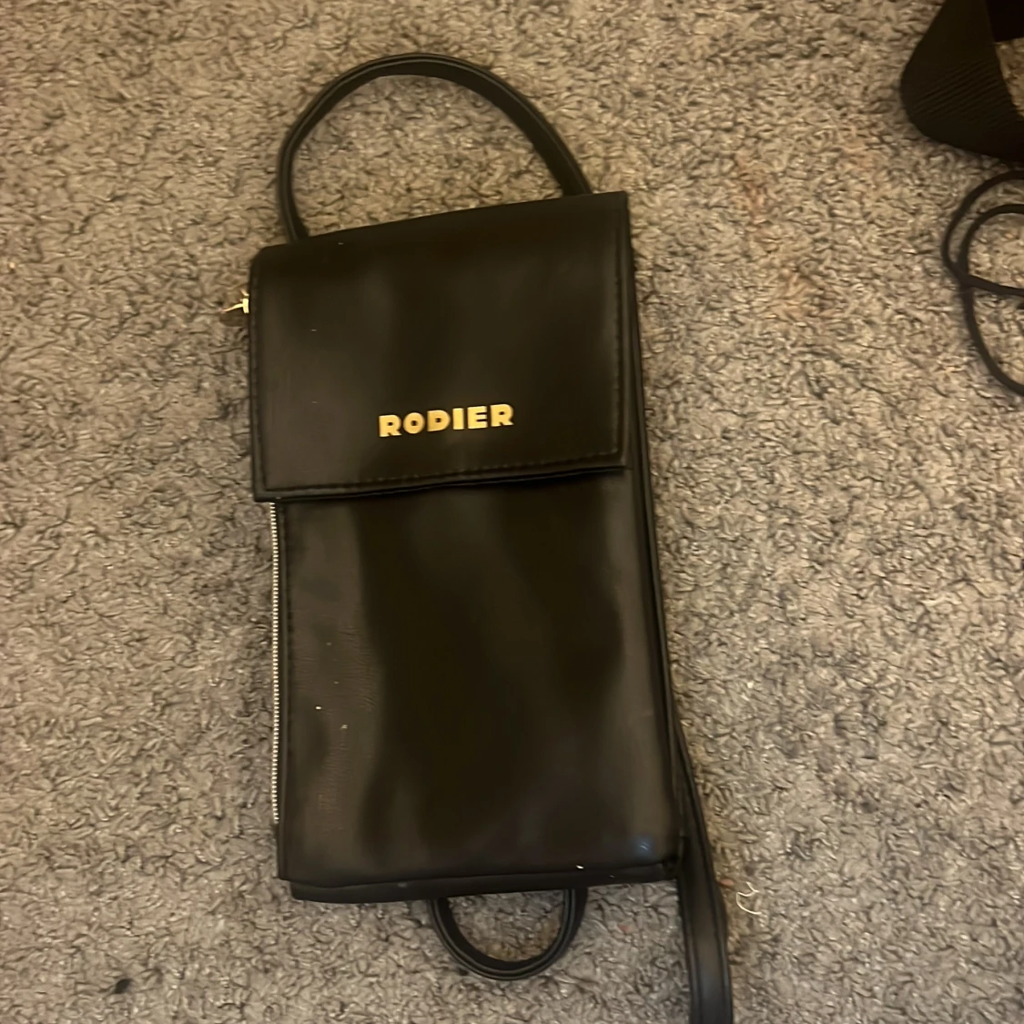 Svart axelväska från Rodier i skinn