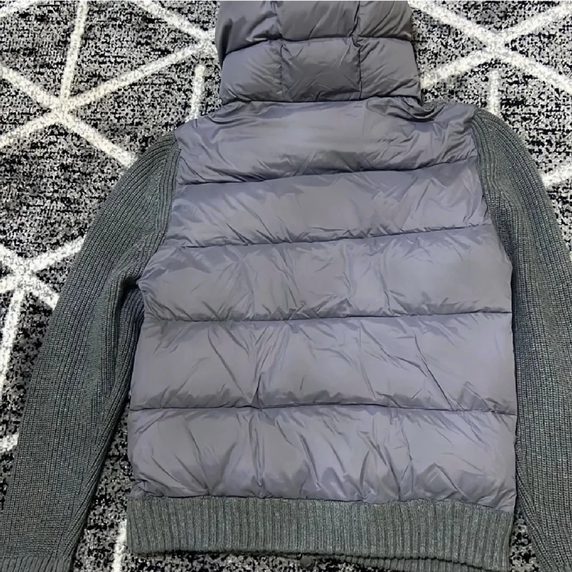 Grå pufferjacka från Moncler - 1