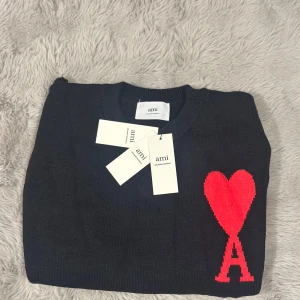 Svart stickad tröja från Ami Paris - Storlek: s // färg: svart // skick: ny med prislapp