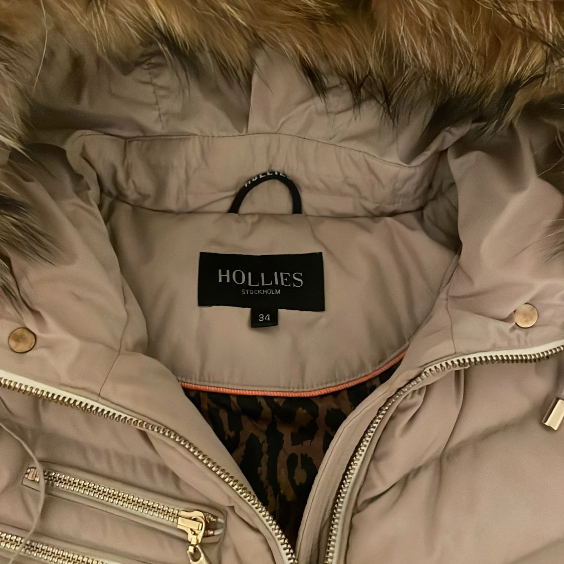 Beige pufferjacka med fuskpäls från Hollies - 1