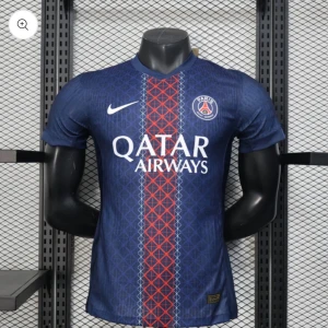 PSG matchtröja Nike blå röd - Paris Saint-Germain fotbollströja i mörkblått med röd och vit rand längs mitten, PSG-logga på bröstet och Qatar Airways-tryck. Tillverkad i lätt och ventilerande material, perfekt för match eller träning.