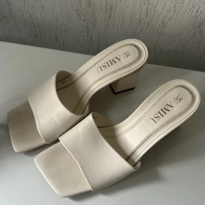 Beige sandaler med klack från New Yorker - Super bekväma och är vitare än på bilden (8 cm höga)