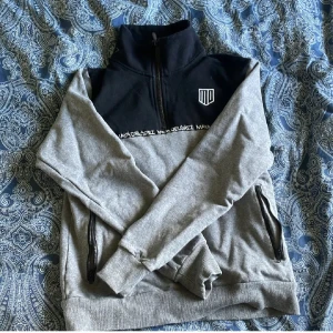 Maya delorez tjocktröjan - Köpt från Maya delorez för något år sedan, inte mycket använd. Ordinarie pris: 1000kr 