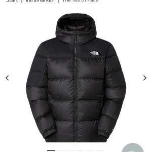 Svart dunjacka från The North Face - Säljer en svart dunjacka från The North Face, modell Diablo Down 2.0 med huva. Jackan är pufferstil, har dragkedja framtill och är tillverkad i polyester med återvunnet dun. Perfekt för kalla dagar och har en clean, sportig look. Använd 4 gånger och original pris är 3900