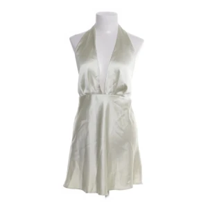 halterneckklänning Zara - Supersnygg kort satin halterneckklänning från Zara. Djup v-ringning framtill, öppen rygg med knyt i nacken och lätt utsvängd kjol. Storlek M men passar även S. Så otroligt fin färg. Säljer direkt för 149kr via köp nu💞😍