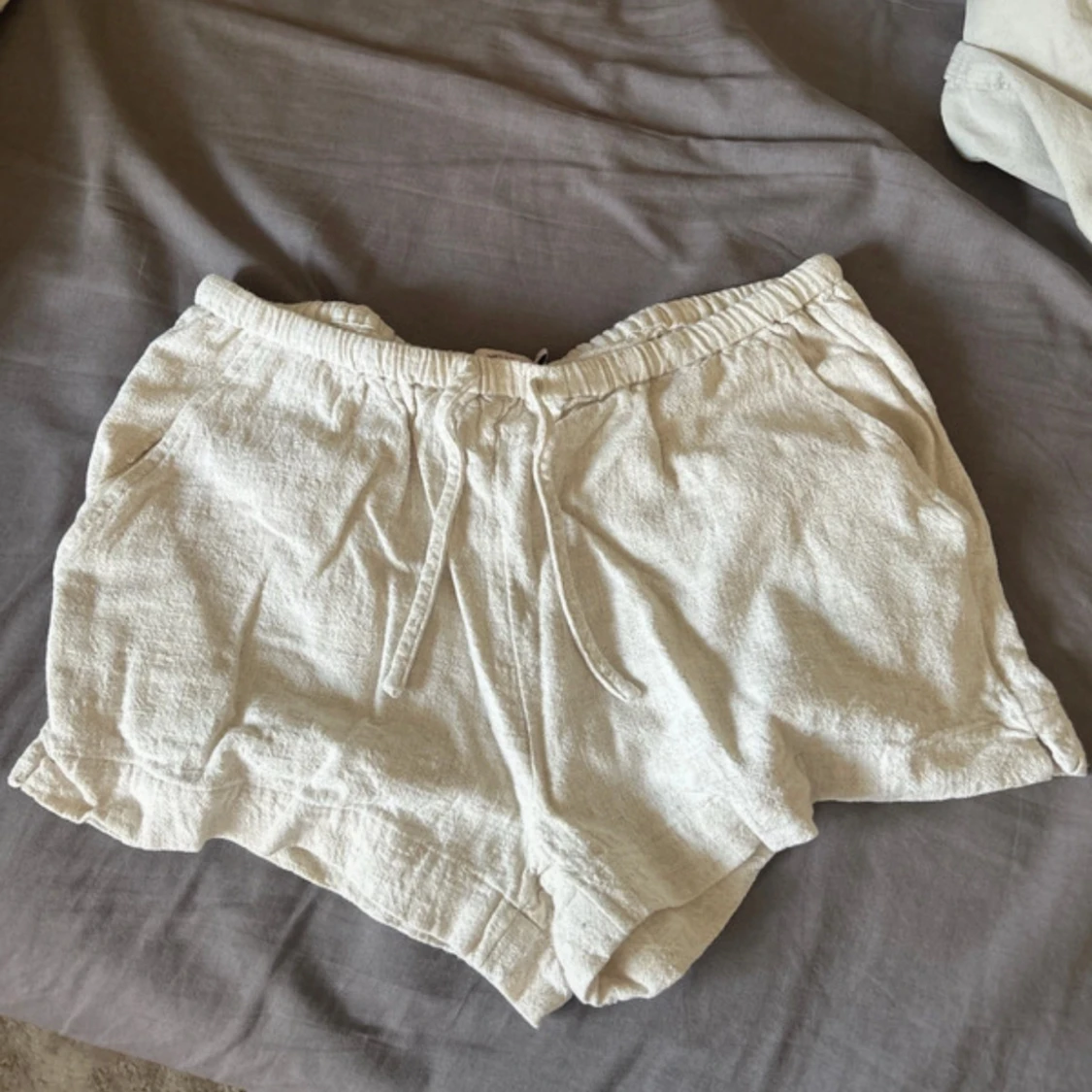 Beiga linneshorts med snörning