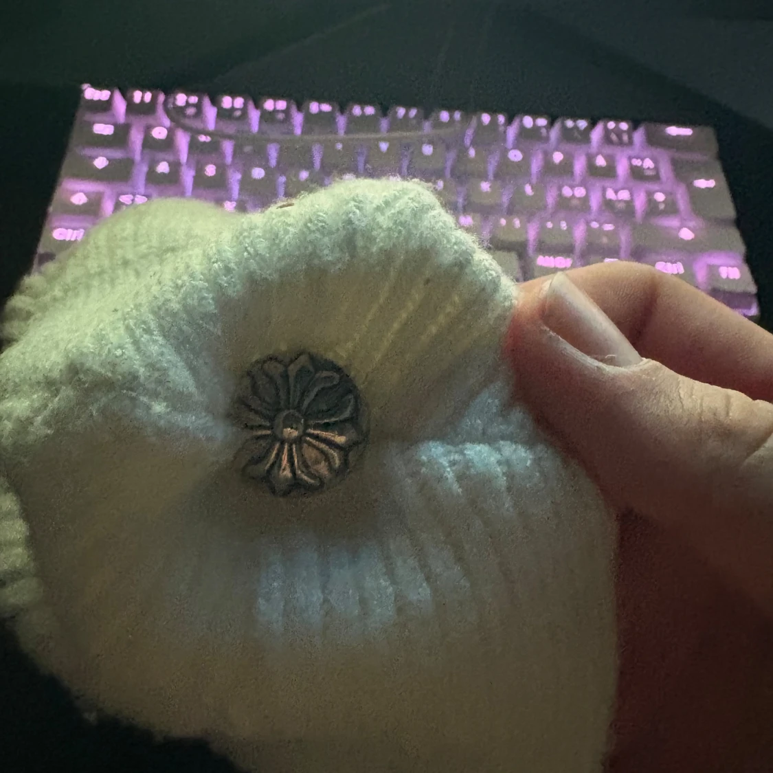 Vit ribbad mössa med korsdetalj - 1