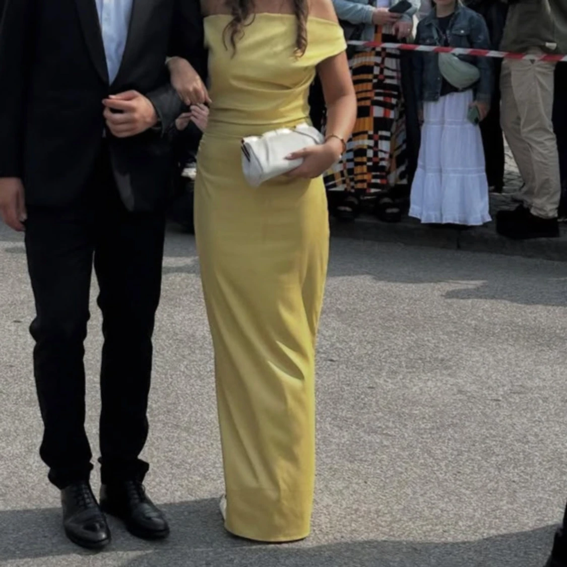 Gul offshoulder långklänning