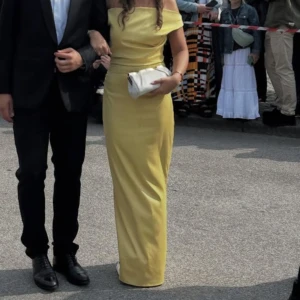 Gul offshoulder långklänning - Snygg gul långklänning med offshoulder och smal passform. Klänningen har en axelbandslös design framtill och ett smalt axelband baktill för extra support. Perfekt till balen💞