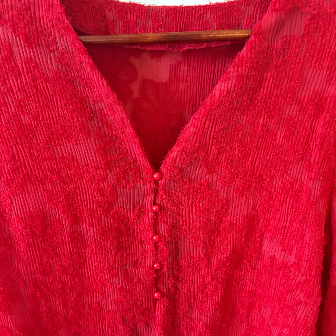 Röd blus med pärlknappar och v-ringning - 1