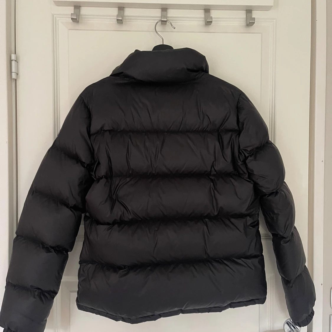 Svart pufferjacka från JOTT - 1