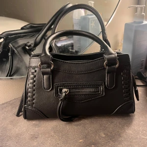 Väska - Liten väska från Gina tricot, så himla fin och rymlig för sin storlek🥰Väskan har 2 innerfack inuti, ena är med dragkedja. Tyvärr har jag inte kvar axelbandet till väskan, och den är lite sliten på vissa ställen, främst vid sömmarna💕Annars en perfekt väska!